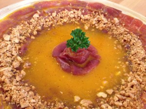 la foto(2) Finas lonchas de atun rojo marinadas en salsa de aji, lima y jengibre