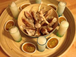 gyozas de pera y nueces con dip de maracuya y sorbete de lychees